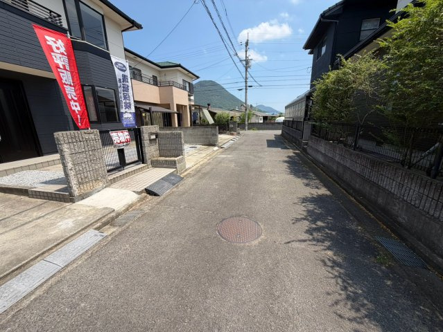 丸亀市川西町南　リフォーム戸建物件の前面道路含む現地写真