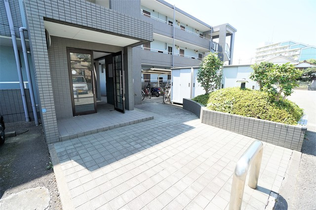 川崎市多摩区菅５丁目の賃貸マンションのエントランス