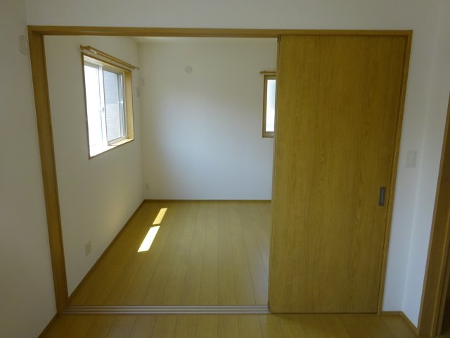 【洋室】 | （仮）黒砂台戸建 | 間仕切りを開ければ１部屋として使用できます。