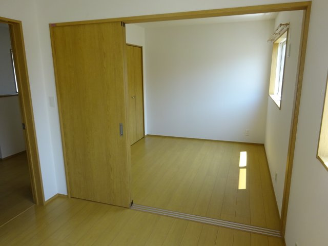【洋室】 | （仮）黒砂台戸建 | 間仕切りを開ければ１部屋として使用できます。