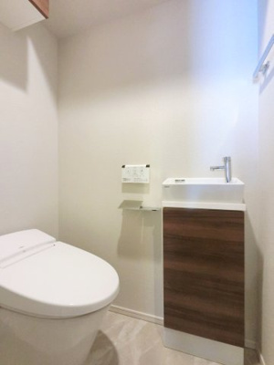 【トイレ】 | サンメゾン平塚代官町 | 温水洗浄便座付のトイレです。
毎日使う場所だから、より快適な空間に仕上げられています。
手洗い器付き。