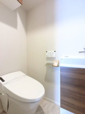 【トイレ】 | サンメゾン平塚代官町 | 温水洗浄便座付のトイレです。
毎日使う場所だから、より快適な空間に仕上げられています。
手洗い器付き。
