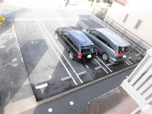 クオレ66の駐車場