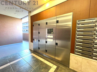 宅配ボックスは荷物の受け取りや配達が便利で安全です。不在時でも荷物が確保され、盗難や損傷のリスクが減少。受け取り時間の柔軟性が向上。外出先からでも荷物の受け取りや預けが可能となります。