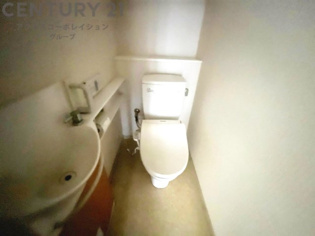 温水洗浄便座付トイレは温水洗浄機能により、暖かい水でおしりを洗浄することができ、冷たい水を使う従来の便座に比べ、温水洗浄機能で暖かいトイレを提供し、快適な使用を可能にします。