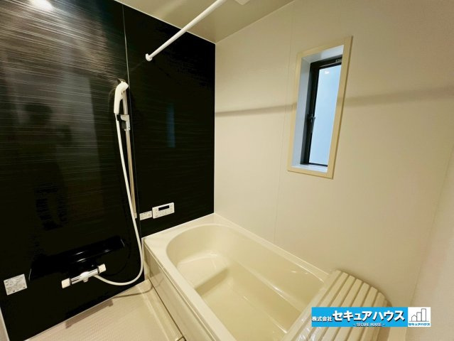 【同施工物件ご案内可能】大府市朝日町2丁目　全3棟の内観：施工例|【浴室】
◆アクセントパネルで落ち着きのある雰囲気を演出し、毎日の疲れを癒やすバスタイムを過ごせます。
◆窓付きで、カビの繁殖を抑える効果があります。
◆オプションでお好きなサイズの鏡を設置できます。