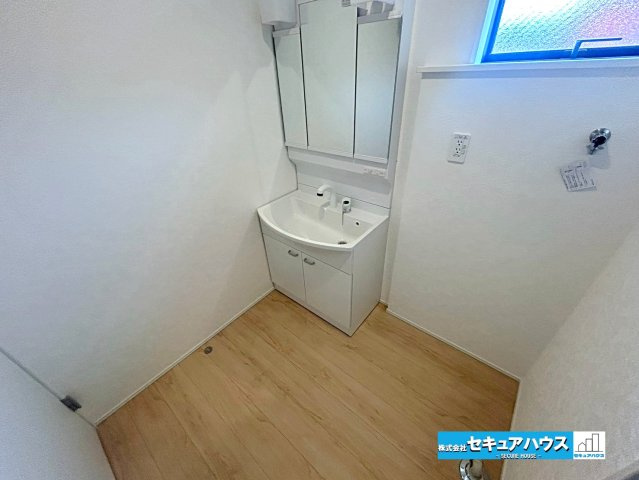 【本日ご案内可能】大府市朝日町2丁目　全3棟の独立洗面台|【洗面台】
◆鏡の裏にはたっぷりと収納スペースを標準装備！
◆電源を付属しているのでドライヤーなど利用できます。
◆シャワー付きの洗面台のため清掃も楽に行うことが出来ます。　　　　　　　　　　　　　　