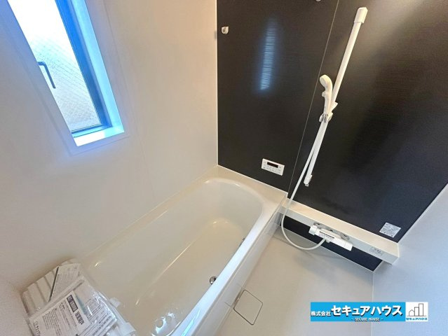 【本日ご案内可能】大府市朝日町2丁目　全3棟の浴室|【浴室】
◆アクセントパネルで落ち着きのある雰囲気を演出し、毎日の疲れを癒やすバスタイムを過ごせます。
◆窓付きで、カビの繁殖を抑える効果があります。
◆オプションでお好きなサイズの鏡を設置できます。