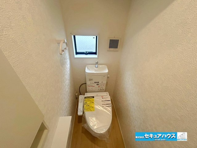 【本日ご案内可能】大府市朝日町2丁目　全3棟のトイレ|【高機能トイレ】
◆高機能トイレの多くは便器のフタの開閉が自動であり、使用後に手動で水を流す面倒もなく非常に便利です。スタイリッシュな見た目で、お掃除しやすく、節水効果が高いです。　　　　　　　　　　