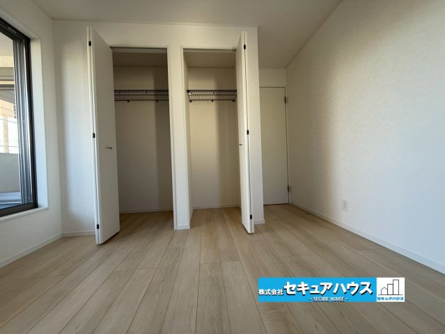 【同施工物件ご案内可能】大府市朝日町2丁目　全3棟の内観：施工例|【洋室】
◆家族一人ひとりの大切なプライベート空間。趣味に合わせて使って頂けるようシンプルに仕上げてあります。暮らし心地を大きく左右する収納を、適材適所に配置し使い勝手を考慮しました。　　　　　　　　
