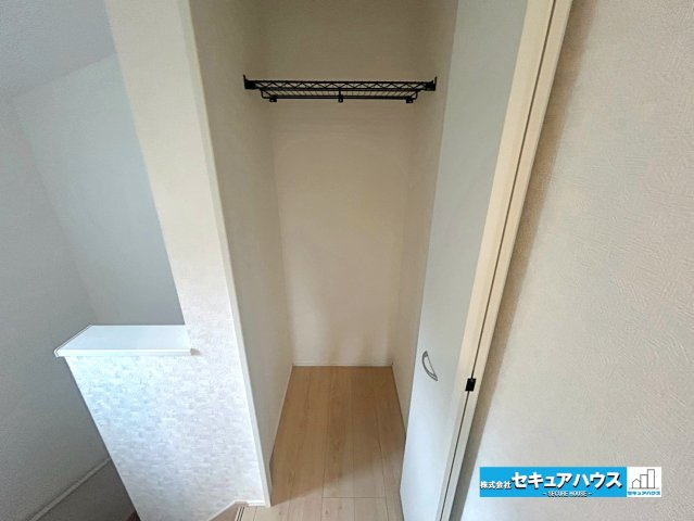 【本日ご案内可能】大府市朝日町2丁目　全3棟の収納|【2階廊下収納】
◆2階廊下部分にクローゼット付きです。掃除機や日用品のストック、扇風機などの季節のものをしまうスペースとして利用できます。　　　　　　　　　　　　　　　　　　　　　　　　　　　　　　