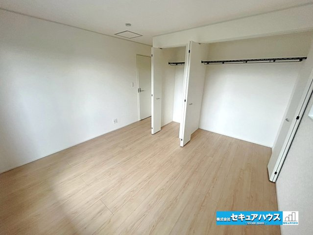 【本日ご案内可能】大府市朝日町2丁目　全3棟の洋室|【洋室7.5帖】
◆広々とした居住空間は日々の暮らしを彩り、心のやすらぎと満足感を与えてくれます。通風と採光を考慮した設計は子供たちはのびのび育ち、家族でくつろぎと団らんを生み出します。　　　　　　　