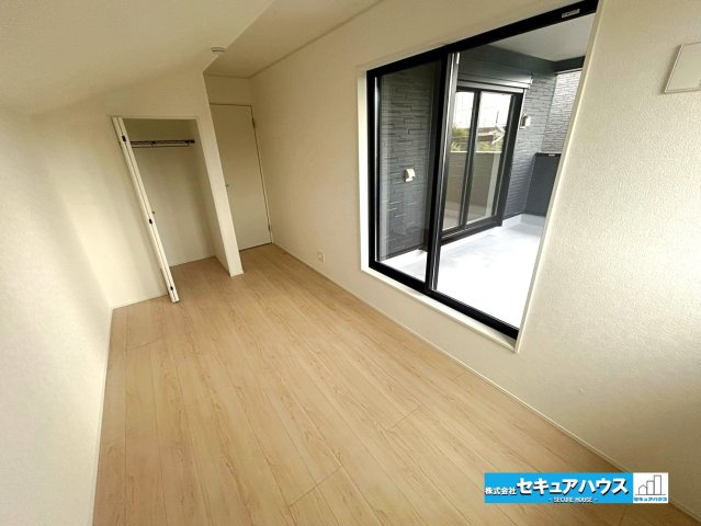 【本日ご案内可能】大府市朝日町2丁目　全3棟の洋室|【洋室6.1帖】
◆家族一人ひとりの大切なプライベート空間。趣味に合わせて使って頂けるようシンプルに仕上げてあります。暮らし心地を大きく左右する収納を、適材適所に配置し使い勝手を考慮しました。　　　　