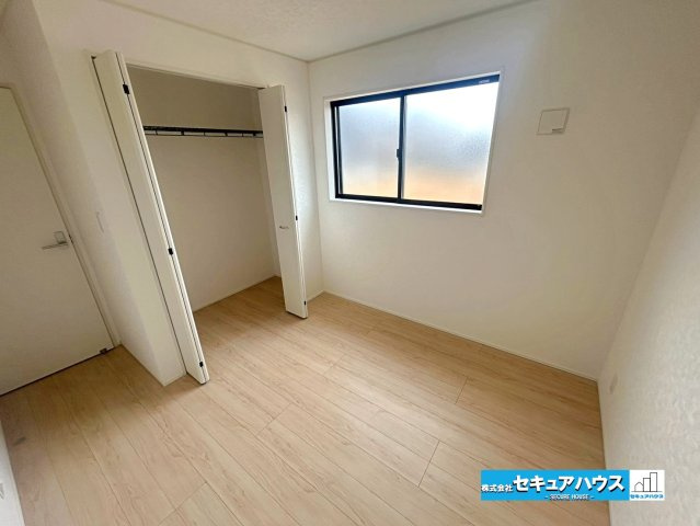 【本日ご案内可能】大府市朝日町2丁目　全3棟の洋室|【洋室5帖】
◆お子様のお部屋や主寝室、来客時の宿泊室、趣味のお部屋としてもご利用いただけます♪
◆全居室収納付きの洋室です。各居室にお洋服や、荷物を収納することができます。　　　　　　　　　　　　　