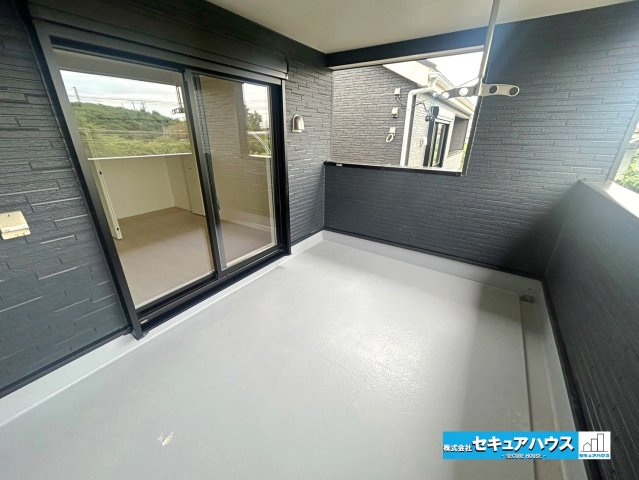 【本日ご案内可能】大府市朝日町2丁目　全3棟のバルコニー|【バルコニー】
◆見晴らしもよく、太陽の温かな温もりをめいっぱい受け止めてくれます。
太陽の光と爽やかな風を受けたお洗濯物はあっという間に乾き、取りこむ時には太陽の匂いを感じられそうですね。　　　　　