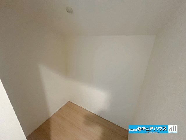 【本日ご案内可能】大府市朝日町2丁目　全3棟の収納|【納戸1.5帖】
◆2階に納戸付きです♪キャリーバッグなどの大きな荷物や季節のお洋服なども1.5帖の広さがあるためすっきりと片付きます。　　　　　　　　　　　　　　　　　　　　　　　　　　　　　　　　