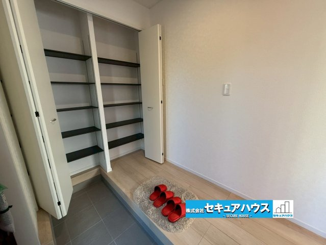 【同施工物件ご案内可能】大府市朝日町2丁目　全3棟の内観：施工例|【玄関イメージ】
◆光が差し込み明るいです。気分も晴れやかになりますね。
◆玄関には、収納力のあるシューズクロークがございます。玄関まわりがすっきり片付きます。　　　　　　　　　　　　　　　　　　　　