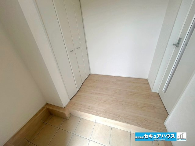 【本日ご案内可能】大府市朝日町2丁目　全3棟の玄関|【玄関】
◆光が差し込み明るいです。気分も晴れやかになりますね。
◆玄関には、収納力のあるシューズクロークがございます。玄関まわりがすっきり片付きます。
◆ダブルロックキーで防犯面も安心です♪　　　　