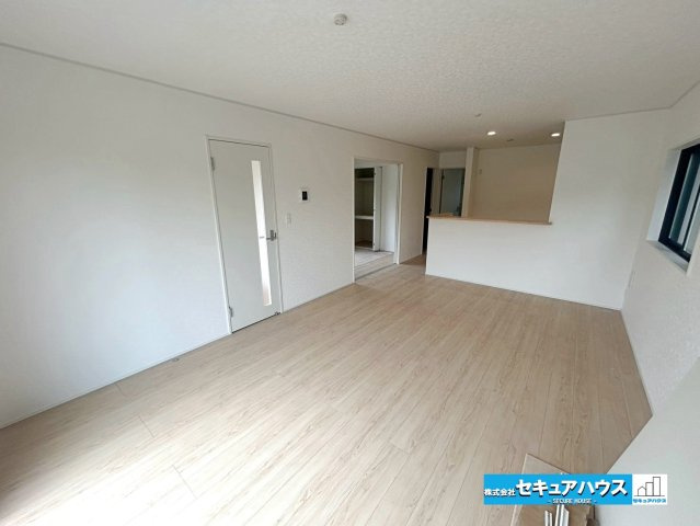 【本日ご案内可能】大府市朝日町2丁目　全3棟の居間・リビング|【LDK17帖】
◆家族揃ってリビングで過ごすお休みの日が、楽しみになる場所となることでしょう。
◆対面式のオープンキッチンは、家事をしながら家族の様子が一目でわかる安心＆便利設備♪　　　　　　　　　