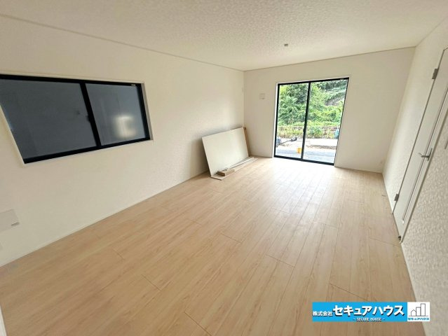 【本日ご案内可能】大府市朝日町2丁目　全3棟の居間・リビング|【LDKイメージ】
◆日当たりが良く温かい広々リビングは家族の団らんスペースになります。
◆クローゼット付きの収納ははティッシュボックスや掃除道具などの日用品を隠す収納ができるためとても便利です。　　