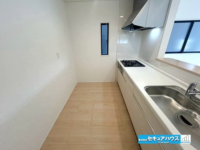 【本日ご案内可能】大府市朝日町2丁目　全3棟のキッチン|【キッチンスペース】
◆広々としたキッチンスペースのため家族で並んで料理できます。
◆キッチンの窓は熱気や匂いを逃がす役割があります。
◆床下収納には飲み物やお米のストックをしまうことができます。　　