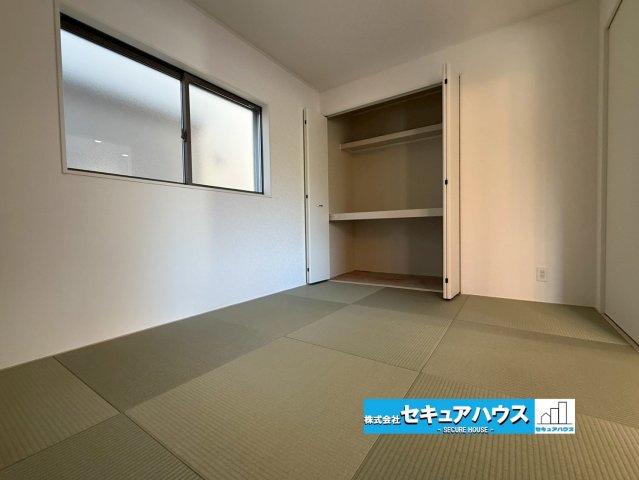 【同施工物件ご案内可能】大府市朝日町2丁目　全3棟の和室|【和室】
◆リビングに続く和室は寝転がるスペースやお子様の遊び場として活躍します。扉を開ければ開放感が増し、来客時は扉を閉めて居室として利用することもできます。
◆収納付な点も嬉しいポイントです。　　
