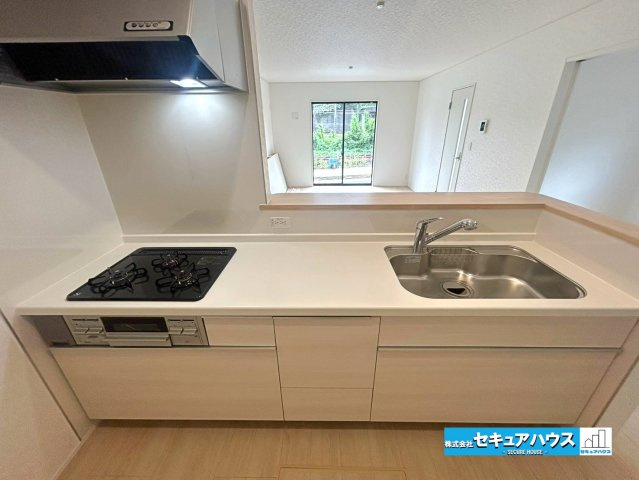 【本日ご案内可能】大府市朝日町2丁目　全3棟のキッチン|【キッチン】
◆「焼く・蒸す・煮る」の工程を同時進行で進めることができるので、料理を素早く作ることができます。
◆食洗機をオプションでつけることも可能なシステムキッチンです。　　　　　　　　　　　　　