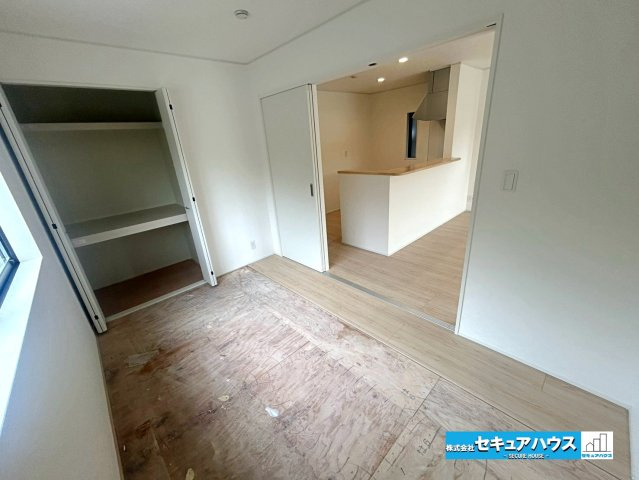 【本日ご案内可能】大府市朝日町2丁目　全3棟の和室|【和室5帖】
◆リビングに続く和室は寝転がるスペースやお子様の遊び場として活躍します。扉を開ければ開放感が増し、来客時は扉を閉めて居室として利用することもできます。
◆収納付な点も嬉しいポイントです。