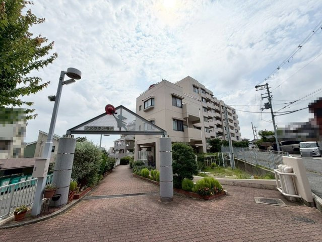少女の赤い帽子泉北深井の画像