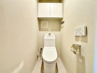 【トイレ】 | 少女の赤い帽子泉北深井 | 【トイレ新調】綺麗なトイレで清潔感があり気持ちがいいですね♪上部棚が付いているので掃除道具やストックなどの収納場所も困りません！