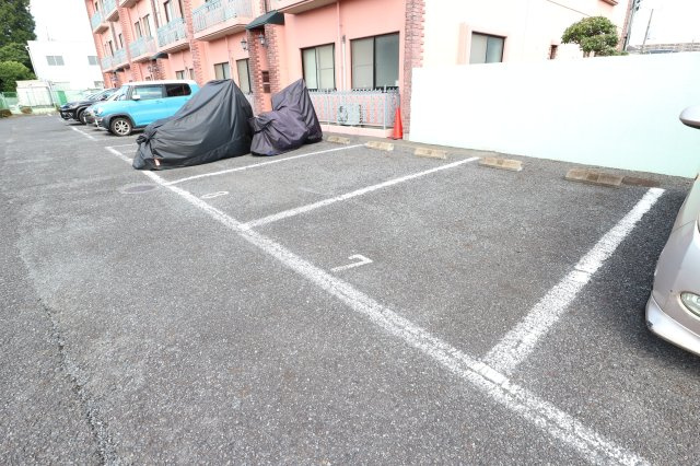 ルネスシーナの駐車場