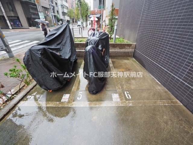 ミュプレ北浜EASTの駐車場