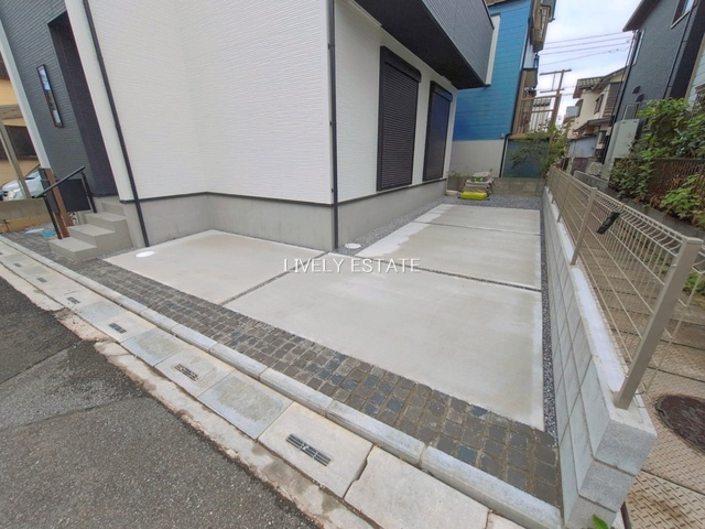 越谷市大字下間久里 新築分譲住宅の駐車場