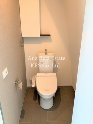 【トイレ】 | セイワ南堀江リバーレジデンスEAST | 上にトイレットペーパー等を収納できる棚があって便利です♪