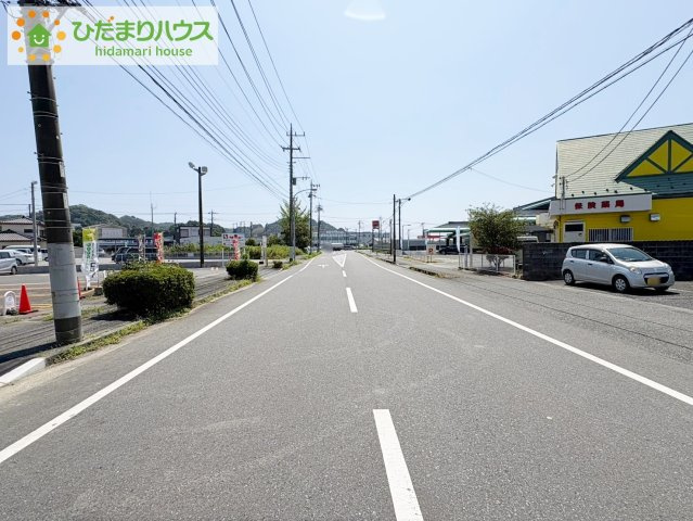北茨城市大津町第3　新築戸建　2号棟の前面道路含む現地写真|周辺は緑も多く、スーパーやドラックストアも近い為、住環境良好です♪