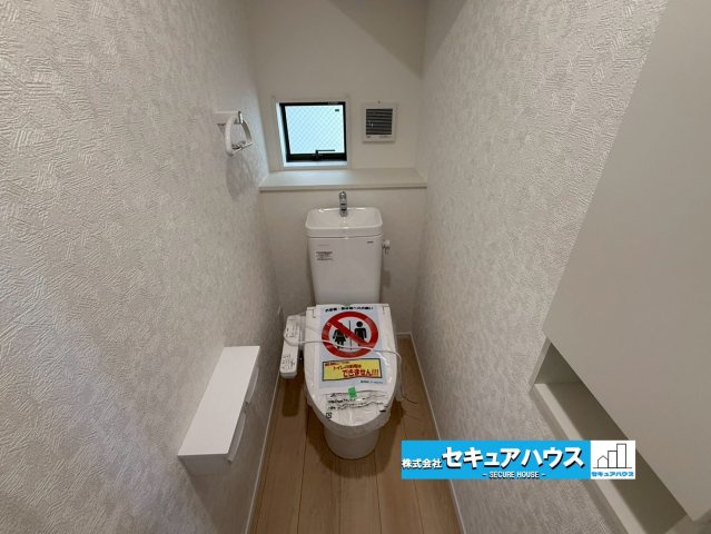 【同施工物件ご案内可能】大府市朝日町2丁目　全3棟の内観：施工例|【高機能トイレ】
◆高機能トイレの多くは便器のフタの開閉が自動であり、使用後に手動で水を流す面倒もなく非常に便利です。スタイリッシュな見た目で、お掃除しやすく、節水効果が高いです。　　　　　　　　　　