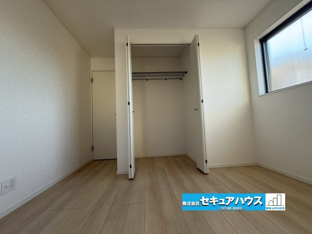 【同施工物件ご案内可能】大府市朝日町2丁目　全3棟の内観：施工例|【洋室】
◆お子様のお部屋や主寝室、来客時の宿泊室、趣味のお部屋としてもご利用いただけます♪
◆全居室収納付きの洋室です。各居室にお洋服や、荷物を収納することができます。　　　　　　　　　　　　　　　