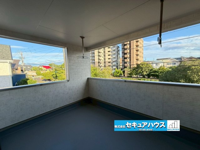 【同施工物件ご案内可能】大府市朝日町2丁目　全3棟のバルコニー|【バルコニー】
◆見晴らしもよく、太陽の温かな温もりをめいっぱい受け止めてくれます。
太陽の光と爽やかな風を受けたお洗濯物はあっという間に乾き、取りこむ時には太陽の匂いを感じられそうですね。　　　　　