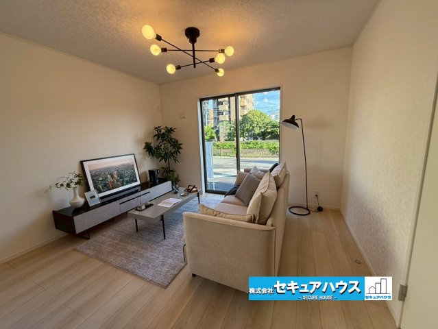 【同施工物件ご案内可能】大府市朝日町2丁目　全3棟の内観：施工例|【LDKイメージ】
◆日当たりが良く温かい広々リビングは家族の団らんスペースになります。
◆クローゼット付きの収納ははティッシュボックスや掃除道具などの日用品を隠す収納ができるためとても便利です。　　