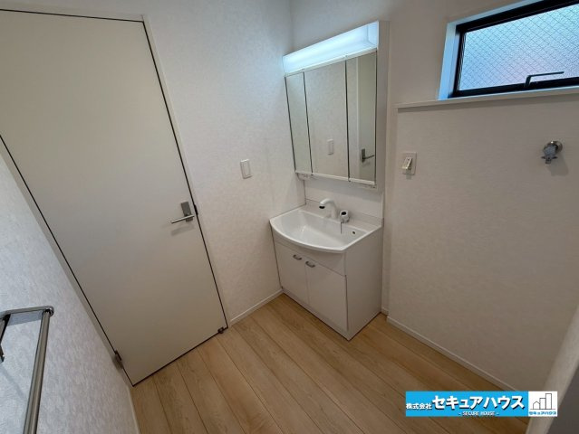 【同施工物件ご案内可能】大府市朝日町2丁目　全3棟の内観：施工例|【洗面台】
◆鏡の裏にはたっぷりと収納スペースを標準装備！
◆電源を付属しているのでドライヤーなど利用できます。
◆シャワー付きの洗面台のため清掃も楽に行うことが出来ます。　　　　　　　　　　　　　　