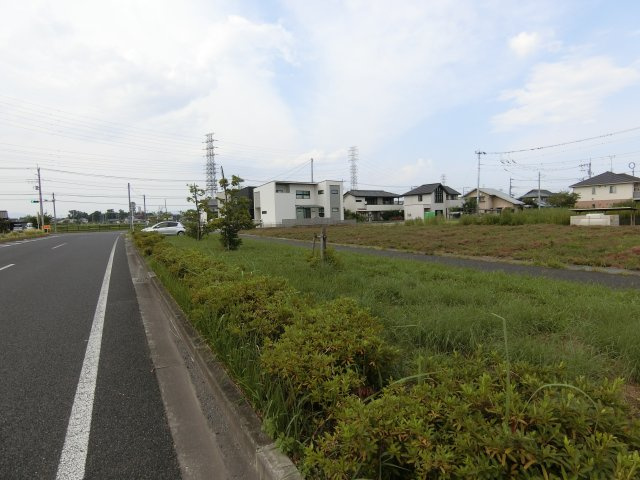 高崎市日高町の中古一戸建の前面道路含む現地写真