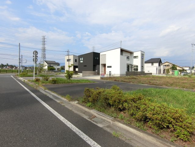 高崎市日高町の中古一戸建の前面道路含む現地写真