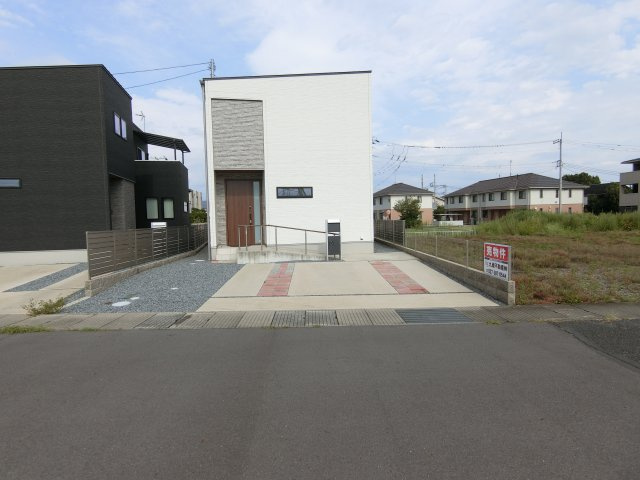 高崎市日高町の中古一戸建の駐車場