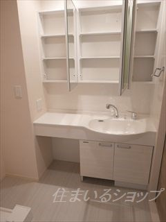 アンビエンテ　ガーデン　Ｂ棟の洗面所|大型三面鏡付きシャンプードレッサー