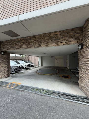 中野区中央４丁目の中古マンションの駐車場