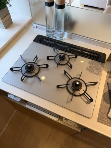 中野区中央４丁目の中古マンションのキッチン|3口ガスコンロ