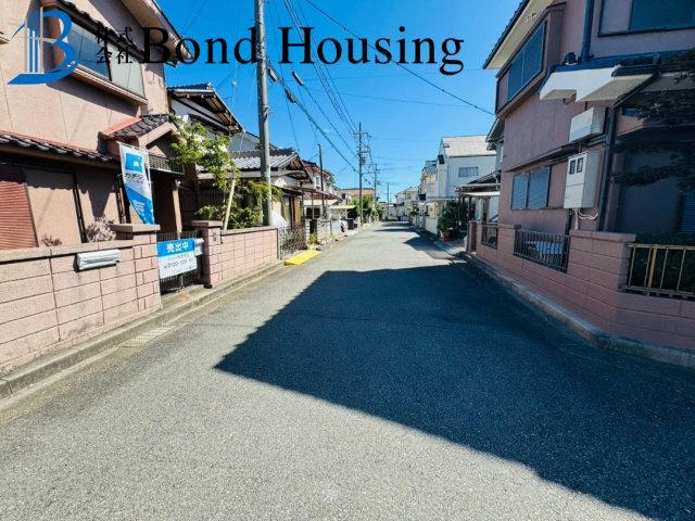 南向きにつき陽当たり良好　大久保町八木　中古戸建の前面道路含む現地写真