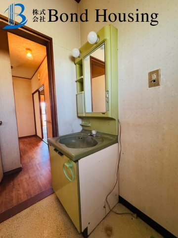 南向きにつき陽当たり良好　大久保町八木　中古戸建の独立洗面台