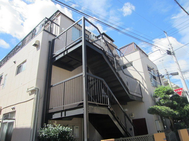 松本ハイツのエントランス|とっても明るい居室空間です♪