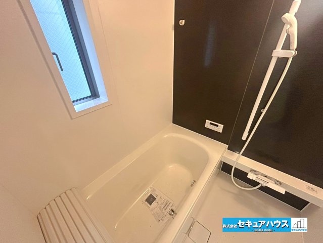 【同施工物件ご案内可能】大府市朝日町2丁目　全3棟の内観：施工例|【浴室】
◆アクセントパネルで落ち着きのある雰囲気を演出し、毎日の疲れを癒やすバスタイムを過ごせます。
◆窓付きで、カビの繁殖を抑える効果があります。
◆オプションでお好きなサイズの鏡を設置できます。